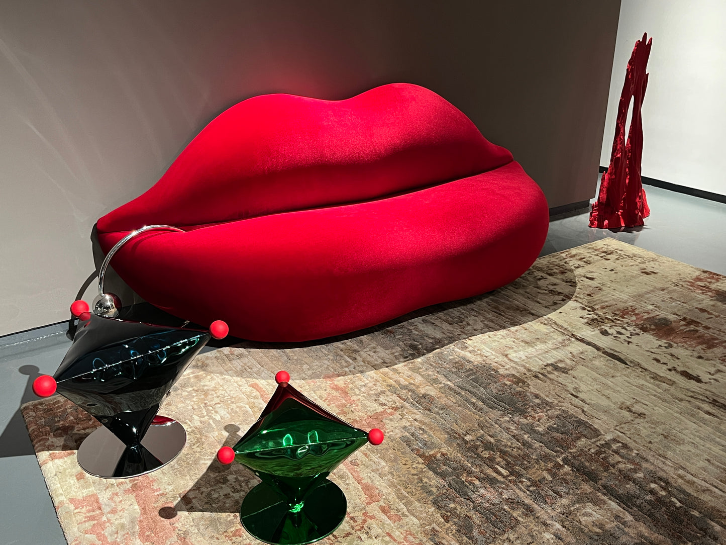 red lip sofa